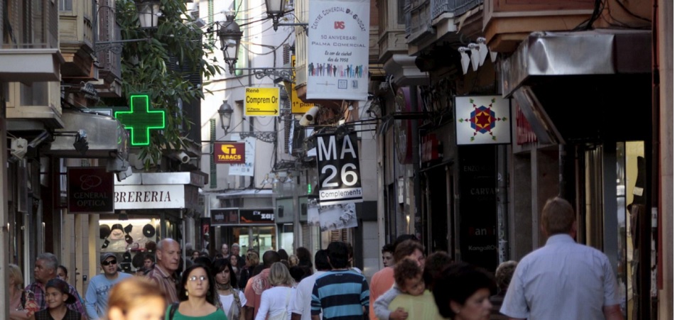 Personas en la calle La Ocde advierte de síntomas de agotamiento en la economía española